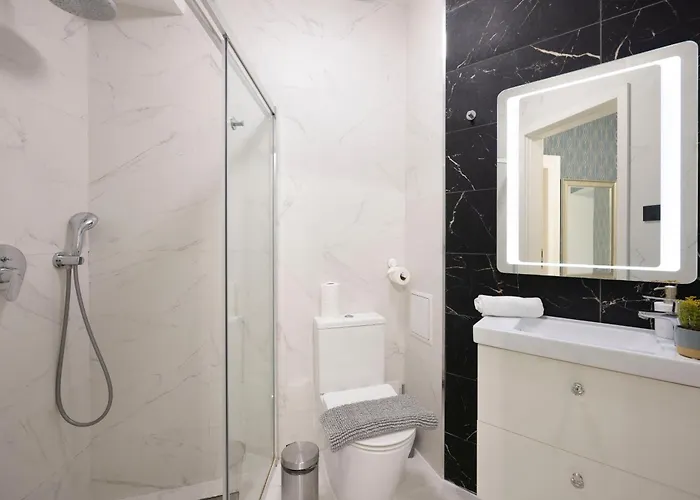 Deluxe Grand W/ 5 Bedrms Apartment