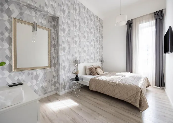 Deluxe Grand W/ 5 Bedrms Apartment Budapest