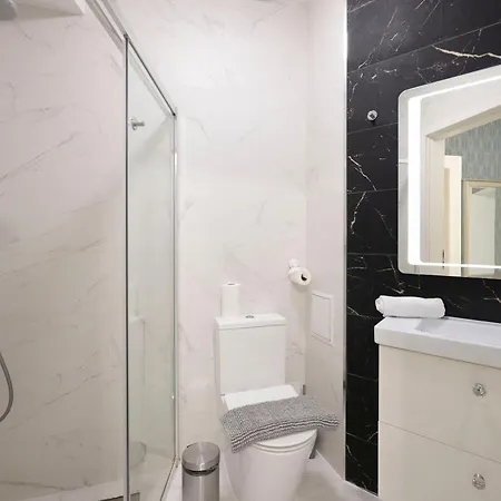 Deluxe Grand W/ 5 Bedrms דירה