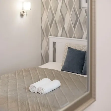 Deluxe Grand W/ 5 Bedrms Apartment