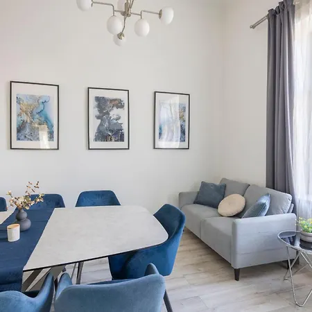 Deluxe Grand W/ 5 Bedrms Apartment Budapest